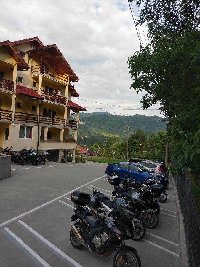 Pensiunea Tiuta Hotel Корбени Екстериор снимка