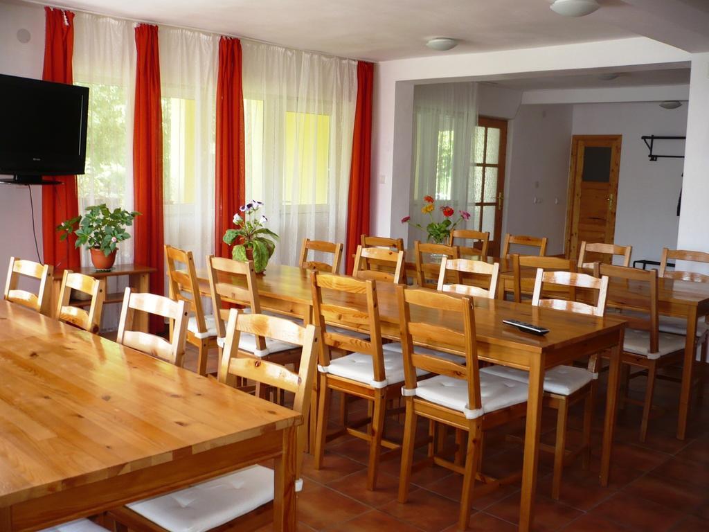 Pensiunea Tiuta Hotel Корбени Екстериор снимка